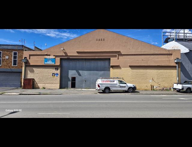 1,700M² WAREHOUSE FOR SALE IN VILLAGE MAIN